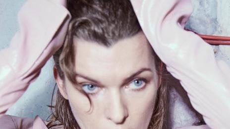 Модната армия и Мила Йовович в сребърно