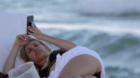 Кандидатка за сърцето на Гришо на плаж с фен