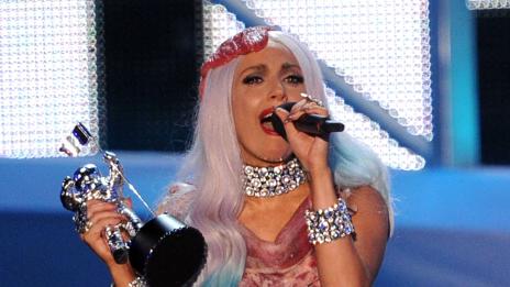 50-те костюма, които накараха света да забележи Лейди Гага