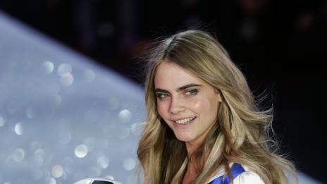 Кара Делевин бяга от модния подиум