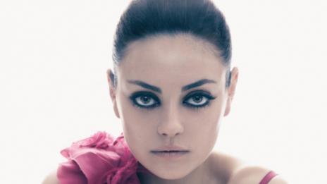 Забраниха на служители да поглеждат Мила Кунис