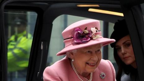 Най-сетне: Кралицата за първи път само с Кейт на официално събитие