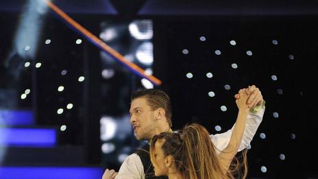 Глория подарява рокля за бала