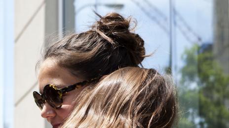 Кейти Холмс смутена от фенове с тениски с лозунги  "Свобода за Кейти"