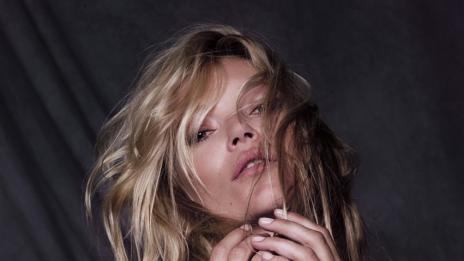 Кейт Мос само по бижута