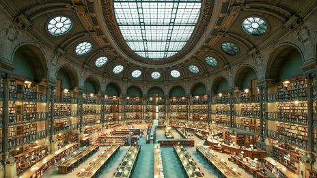 Париж и Рим привличат с изящни библиотеки