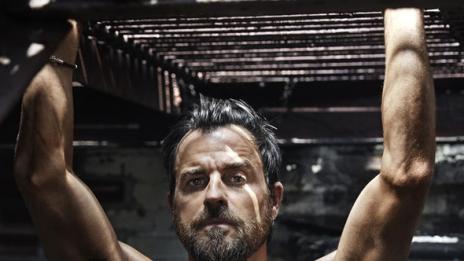 Съпругът на Анистън се фука с релефни мускули