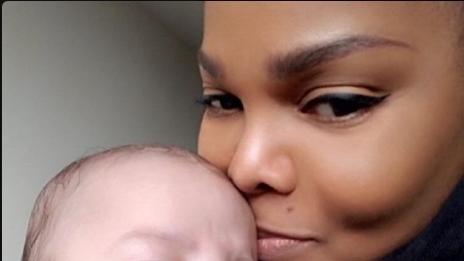 Джанет Джексън с първо селфи с бебето си