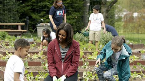Мишел Обама за последно посади овощни дръвчета в Белия дом