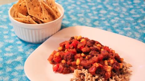 Вегетарианска бобена яхния с кафяв ориз