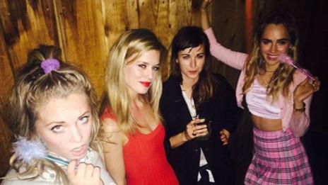 Суки Уотърхаус изглежда изобщо не страда за Брадли Купър