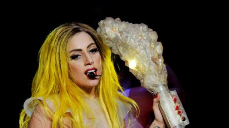 Лейди Гага под ръчичка с мама