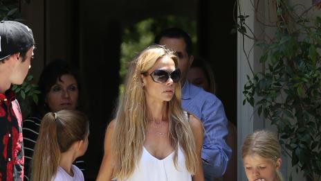 Денис Ричардс си търси къща, след като Чарли Шийн я изгони от дома ѝ