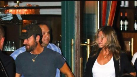 Дженифър Анистън и Джъстин Теру в крачка