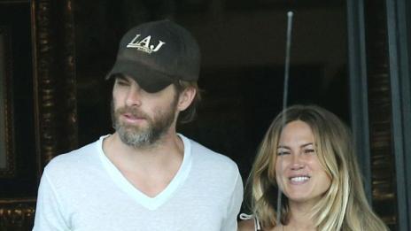 Крис Пайн показа новата си приятелка