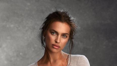 В крачка: Ирина Шейк разхожда малката Леа