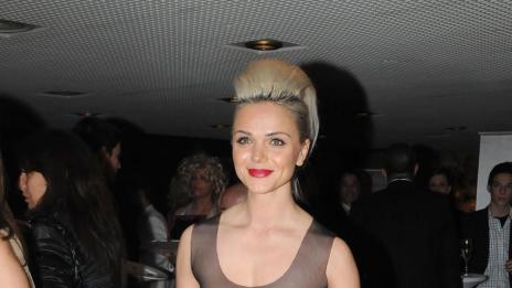 Дизайнерка хваща мотиката във „Фермата“