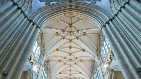 Интериорът на катедралата York Minster стана пасище