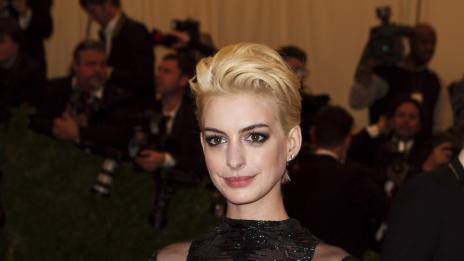 Ан Хатауей зарадва съпруга си с екоавтомобил