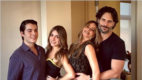 София Вергара и Джо Манганиело изкараха първия си голям празник заедно