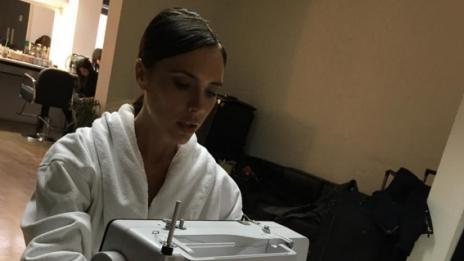 Вики го закъса, Дейвид налива в бизнеса ѝ милиони