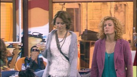 Съквартирантите подозират, че Люси и Софи имат връзка