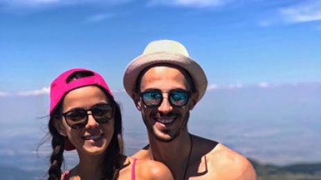 Спортни и елегантни: Наум Шопов-младши и приятелката му на Черни връх