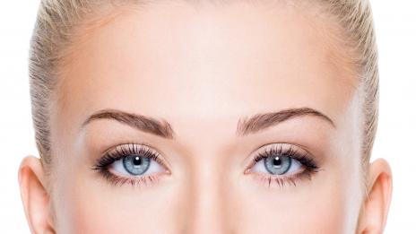 Защо кожата около очите изглежда по-стара