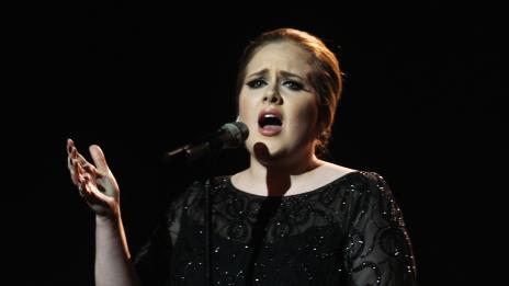 Адел спонсорира приятели