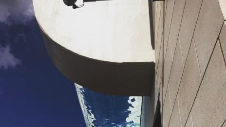 Басейн със стъклено дъно на 40-ия етаж