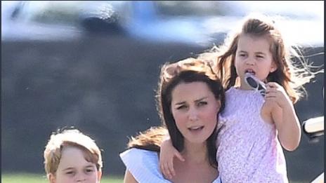 Кралска разходка: Кейт с Джордж и Шарлот