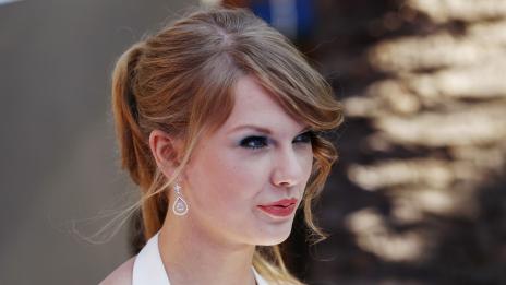 Забъркаха и Тейлър Суифт в "гол" скандал