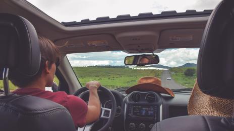 Музиката ни разсейва, докато шофираме