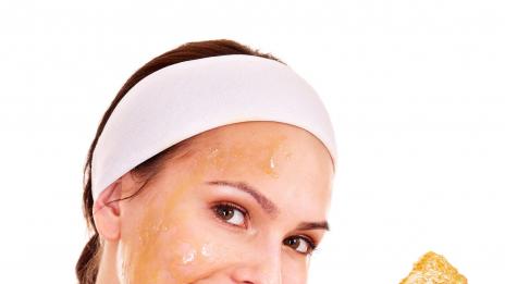 Маска за лице с мед, мляко и извара