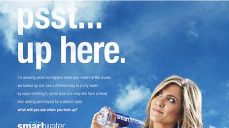 Дженифър Анистън рекламира минерална вода