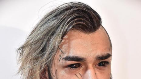 Татуистът, който татуира очите си