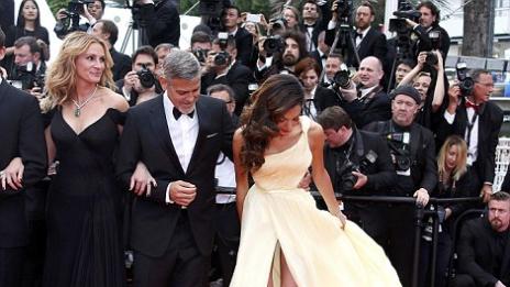 Палавата рокля на Амал ѝ създаде неудобства