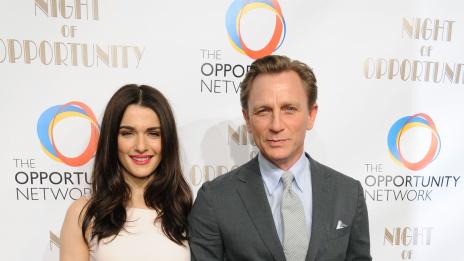 Рейчъл Уайз направи рядка поява на червения килим с Даниел Крейг