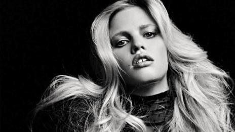 Русо, черно, разголено