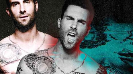 Адам Левин с гордост демонстрира мускули и татуировки