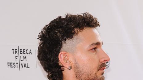 Шая Лебьоф гордо показа странната си прическа на червения килим