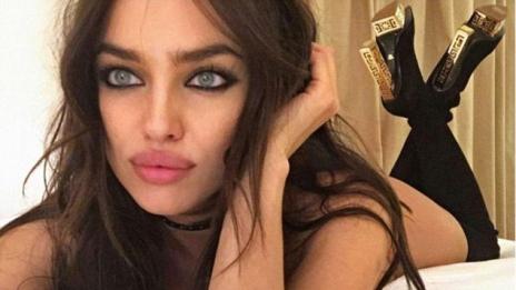 Релакс: Ирина Шейк гола по ботуши