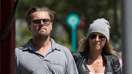 Лео си хвана ново гадже. Не е Риана, а едрогърда блондинка