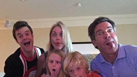 Най-щурите коледни селфита на звездите