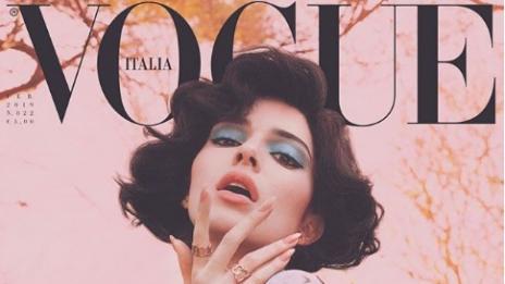 Кендъл Дженър провокира: Гола по гумени ръкавици