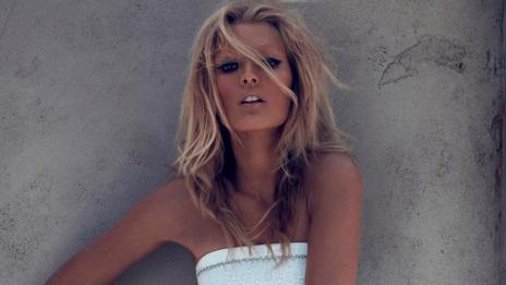 Бяла мода върху перфектен тен