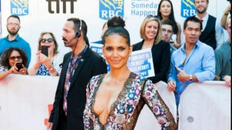 Хали Бери стъписа с деколте до талията