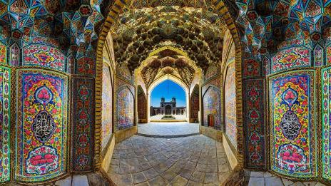 Уникална джамия носи цвят и светлина в душите на иранците