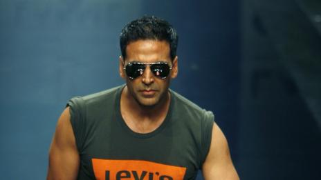 Тесните дънки вредят на... смартфона