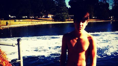 Джъстин показва мускули